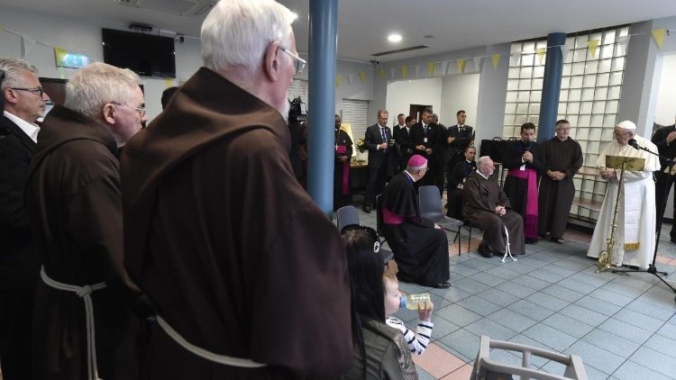 2018.08.25 Papież odwiedził kapucyński ośrodek dla bezdomnych w Dublinie