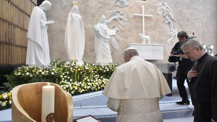 Papa Francisko akiwa amepiga magoti ndani ya  Kanisa dogo la kutokea Mama Maria huko Knock nchini Ireland