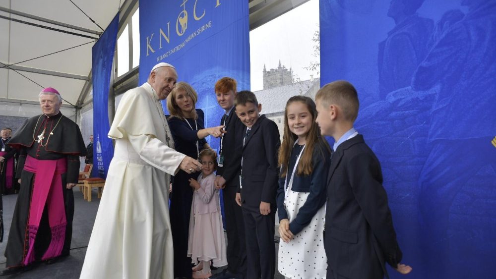 Papa Francesco saluta una famiglia all'Incontro mondiale di  Dublino (2018)