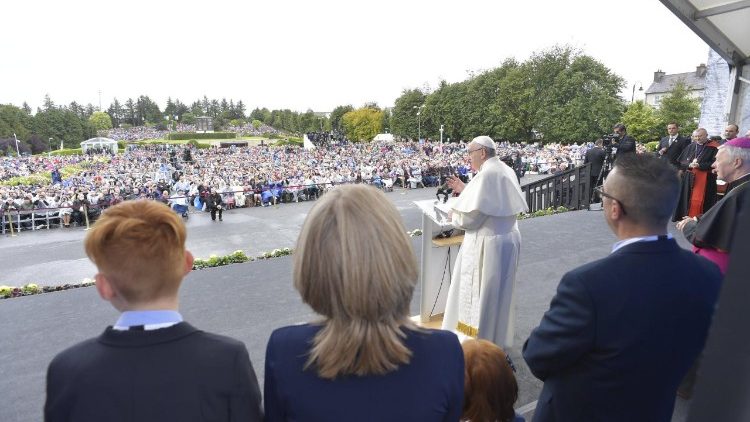 Papež Frančišek pred svetiščem v Knocku vodil molitev Angel Gospodov.