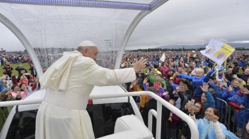 Papež z mašo sklenil svetovno srečanje družin: Z drugimi deliti evangelij družine kot veselje za svet