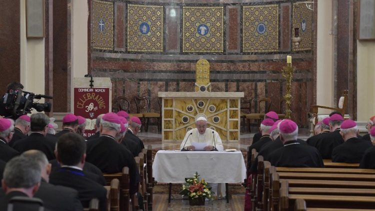 Srečanje papeža Frančiška z irskimi škofi v samostanu dominikank v Dublinu. 