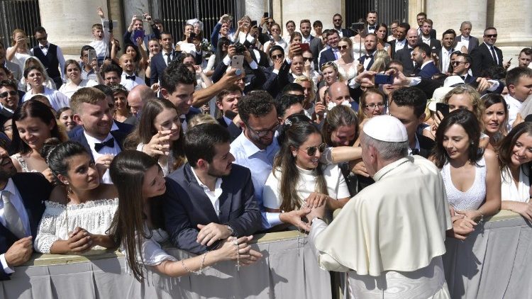 Папа приветствует верных на общей аудиенции