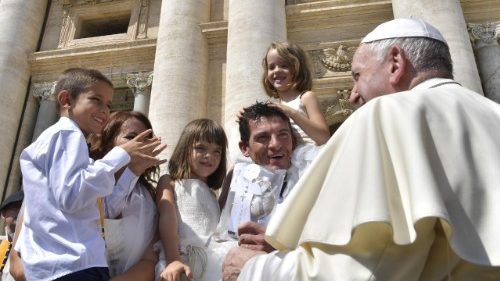 Papež Frančišek med katehezo o potovanju na Irsko: Ideal je enotna družina