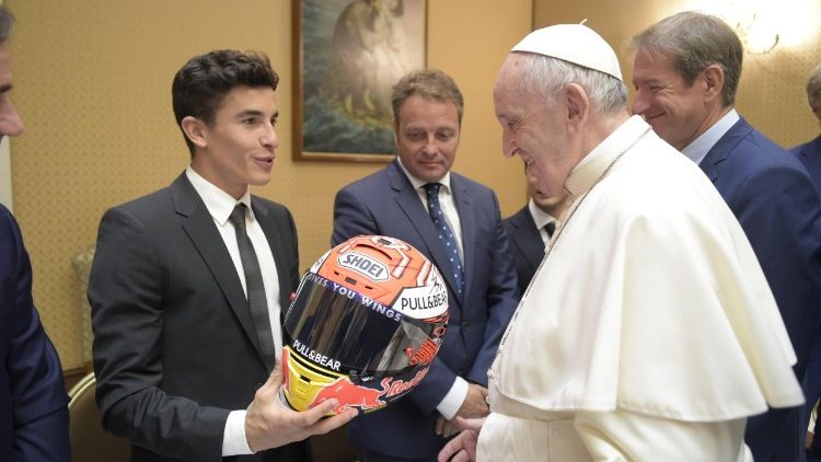 教皇フランシスコ、MotoGP関係者らと　2018年9月5日、バチカンで