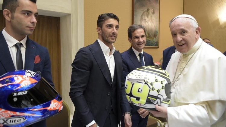 Папа Франциск с делегация от пилоти участници в Гран-при на Сан Марино