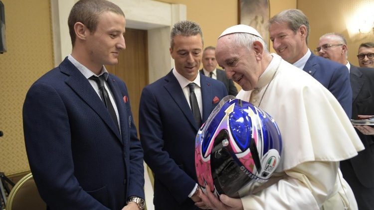 Papst Franziskus empfängt Motorsportler im Vatikan.