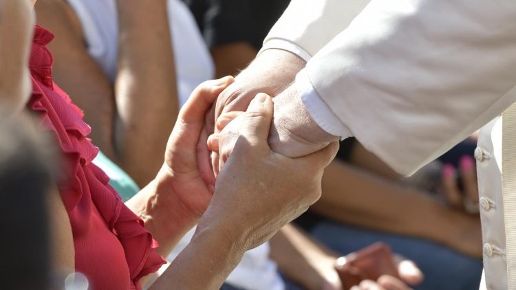 Papa Francesco stringe le mani di una fedele