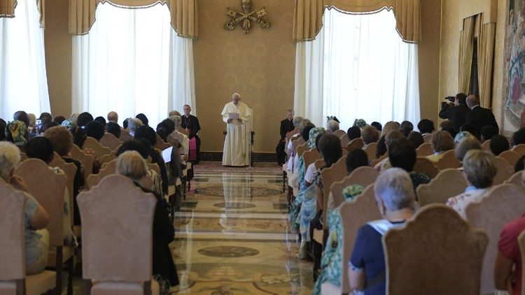 Papa Francisco com os participantes do encontro internacional para viúvas consagradas