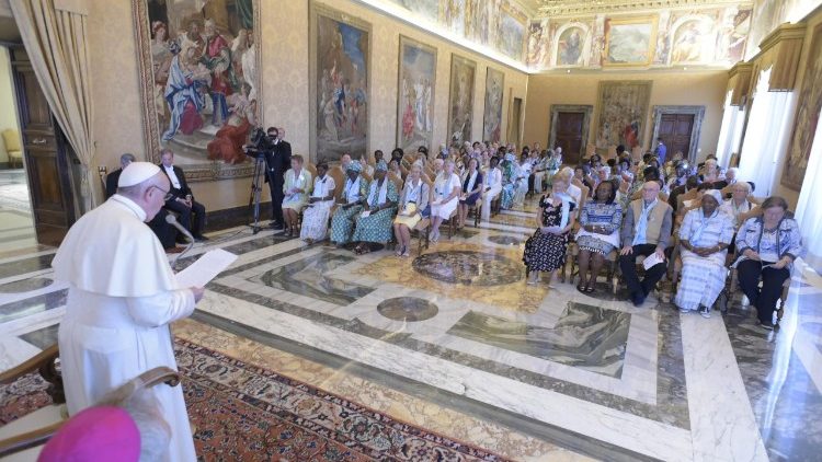 Папа Франциск с участниците в Международната конференция за богопосветените вдовици