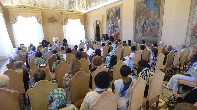 Участницы симпозиума богопосвященных вдов на аудиенции у Папы (2018)