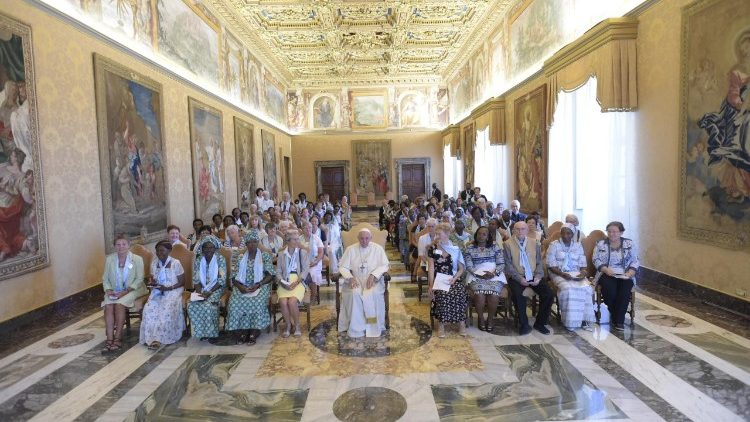 教宗接见出席度奉献生活寡妇国际会议的人士