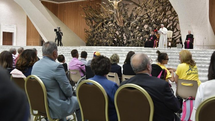 Papež Frančišek med nagovorom staršev