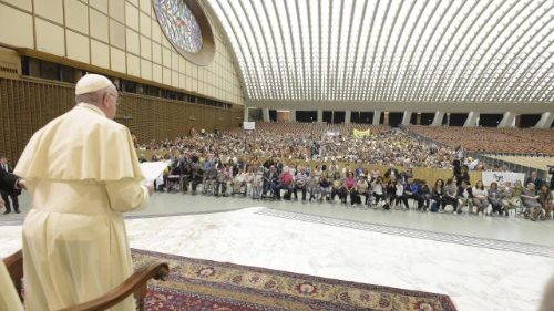 Papst an Eltern: Schätzt die Arbeit der Lehrer