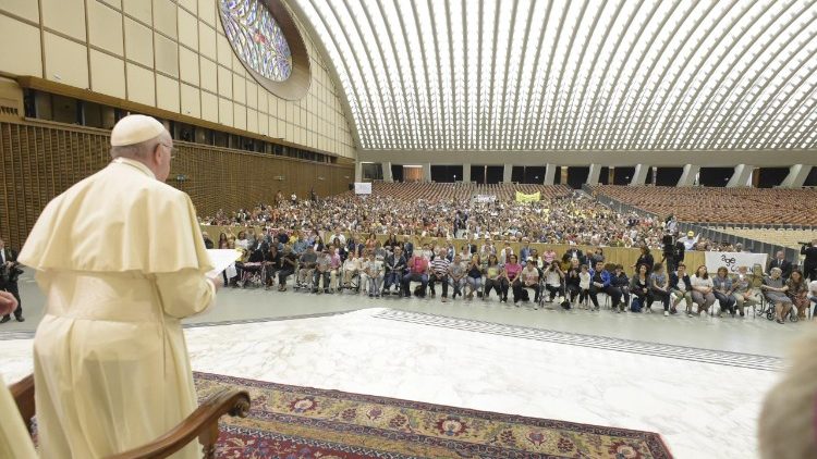 教皇フランシスコ、イタリア保護者会連合の代表者らと　2018年9月7日、バチカン・パウロ6世ホール