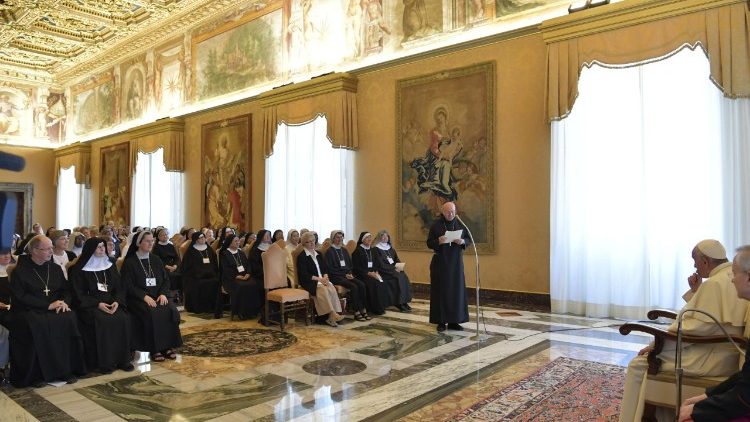 Papež z udeleženkami simpozija Mednarodne zveze benediktink