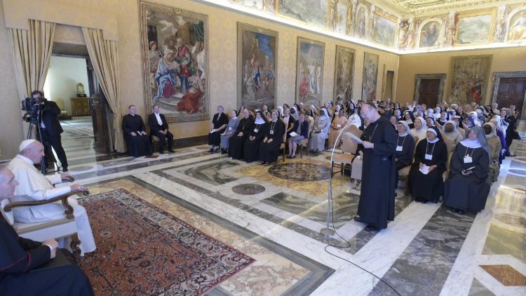 Papa Francisco durante audiência às irmãs religiosas do Simposio União Internacional Beneditinas