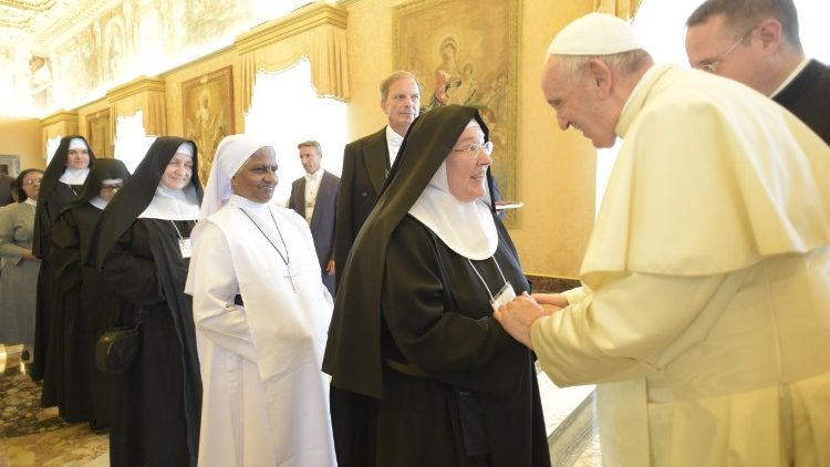 Папа Франциск на встрече с монахинями в ватиканском Зале консистории