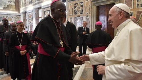 Papa: o bispo é homem de oração, do anúncio e homem de comunhão
