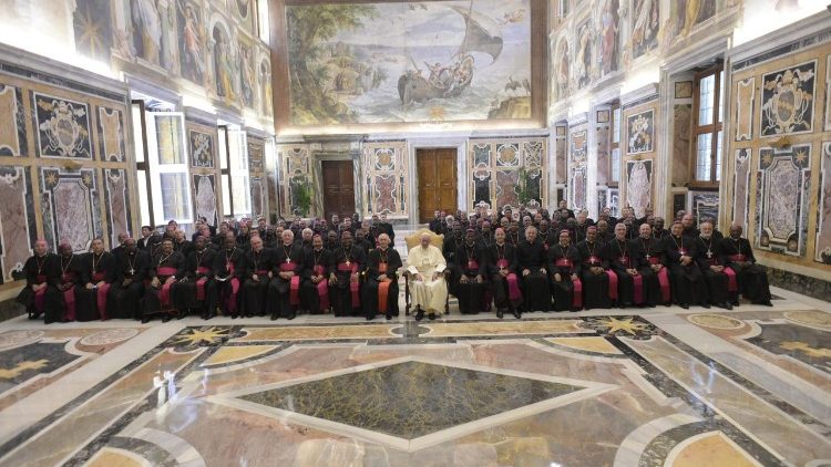선교 지역에서 새로 임명된 주교들을 만난 프란치스코 교황