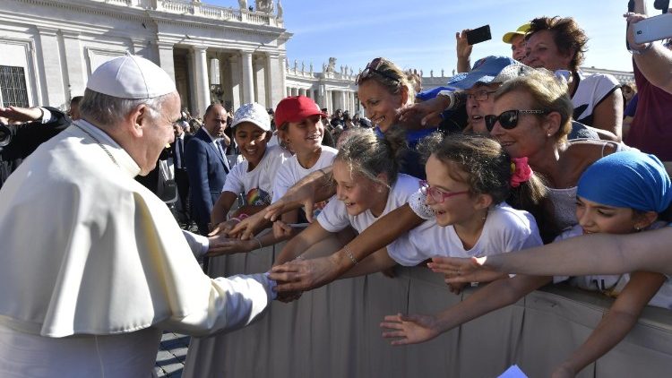 Papež Frančišek med splošno avdienco na Trgu sv. Petra pozdravlja vernike