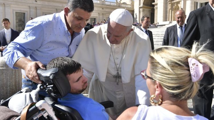 Papa Franjo tijekom opće audijencije susreće bolesnike