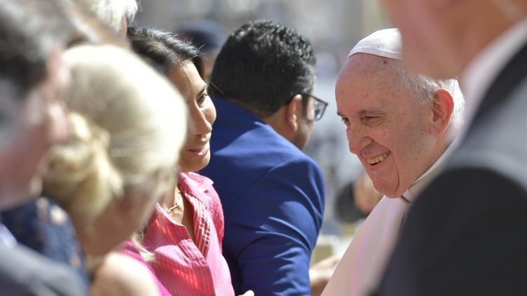 Le Pape saluant des fidèles lors de l'audience générale du 12 septembre 2018.