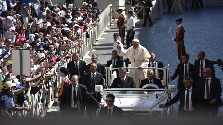 Папа приветствует верных на площади Св. Петра