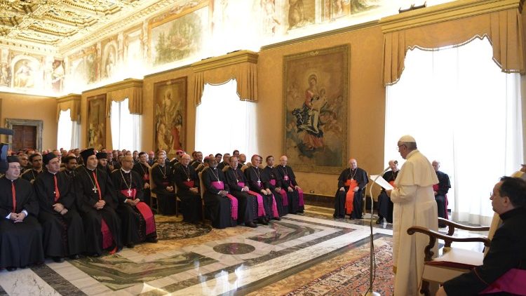 البابا فرنسيس يلتقي الأساقفة المشاركين في دورة ينظمها مجمع الأساقفة 