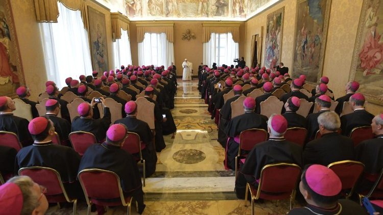 Påven tog emot biskoparna i Clemens-salen i det apostoliska palatset