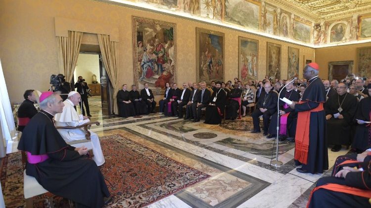 Papst Franziskus hört bei Audienz am Freitag Kardinal Turkson zu