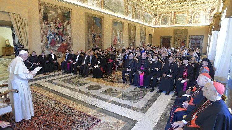 教皇フランシスコ、シリアと周辺諸国の危機をテーマとした会議の参加者らと　2018年9月14日、バチカンで