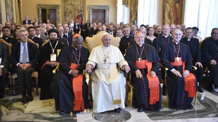 Popiežius Pranciškus ir katalikiškų labdaros organizacijų tarptautinės konferencijos apie Sirijos ir Irako humanitarinę krizę dalyviai