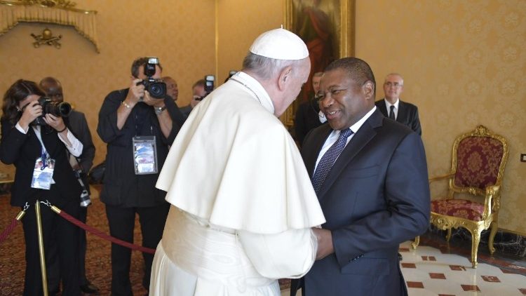 Papst Franziskus trifft den Präsidenten von Mosambik