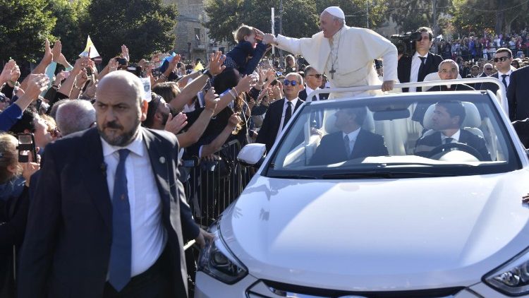 Le Pape en papamobile saluant la foule rassemblée à Piazza Armerina, en Sicile, le 15 septembre 2018.