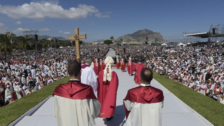Több, mint százezren voltak jelen a pápai szentmisén Palermóban