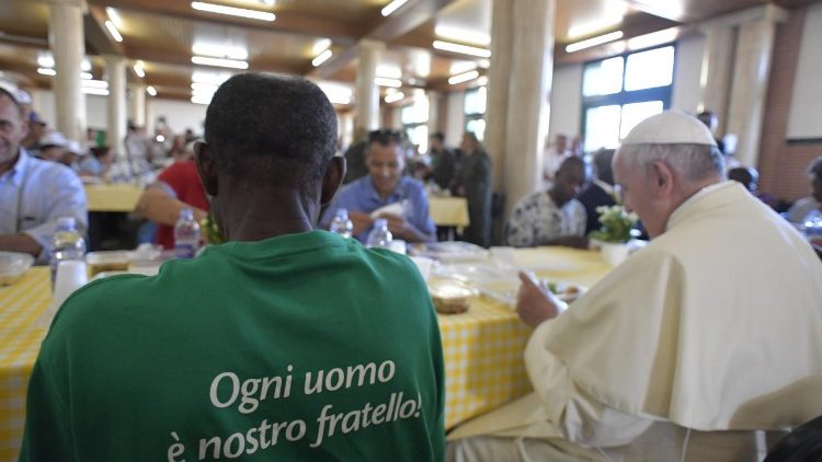 빈민들과 함께 점심 식사하는 프란치스코 교황