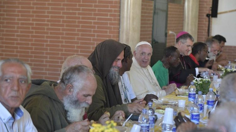 Papa Francisko wakati wa mlo wa Pamoja katika Kituo cha  Missione di Speranza e Carita'