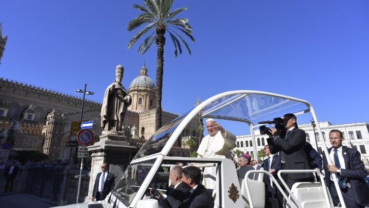 Franziskus vor der Kathedrale von Palermo