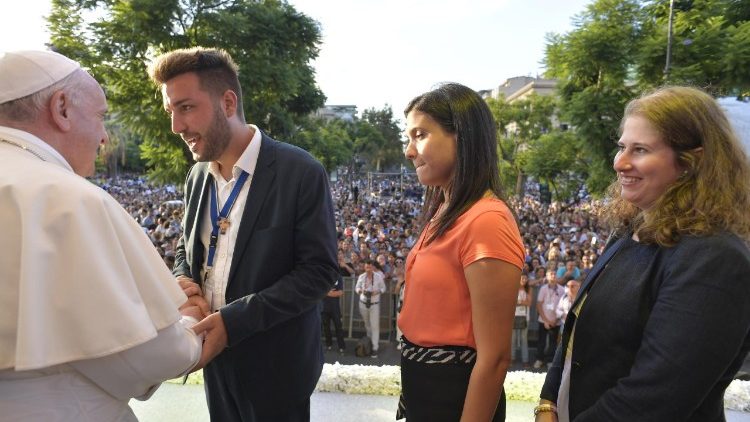 Le Pape François saluant des jeunes participants à la rencontre du samedi 15 septembre 2018 sur la place Politeama à Palerme.