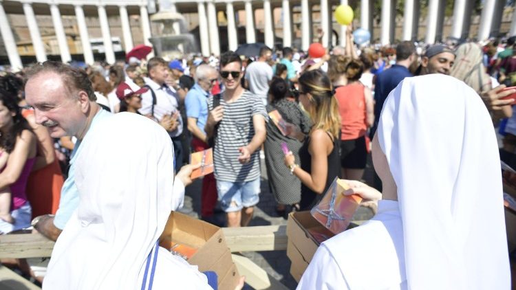 Papin dar svima nazočnima na Trgu svetoga Petra dijelili su redovnici, siromasi i izbjeglice 