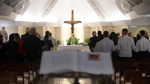 Papa a Santa Marta: nelle difficoltà il pastore soffre e prega