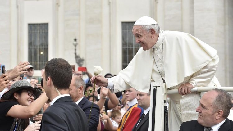 Le Pape François recevant une rose blanche lors de l'audience générale du 19 septembre 2018 sur la Place Saint-Pierre.