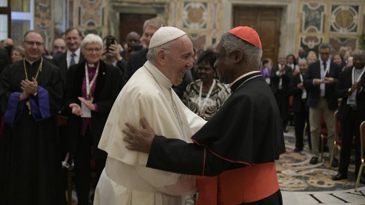 Weltkonferenz über Fremdenhass und Populismus: Papst Franziskus grüßt Kardinal Turkson am Ende der Tagung