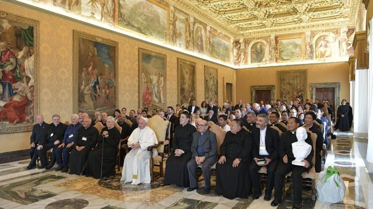 Ferenc pápa a Szeplőtelen Szűz Fiai szerzeteskongregáció tagjaival