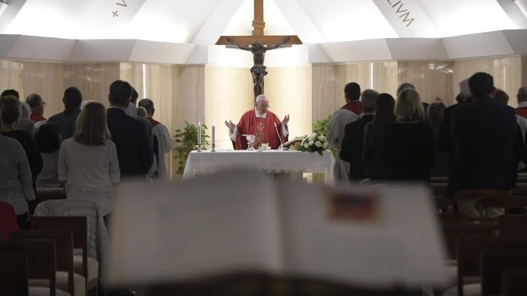 البابا محتفلا بالقداس في كابلة سانتا مارتا 