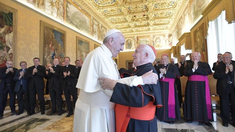 Franziskus bei der Audienz, hier mit dem Kardinal von Valencia Canizares