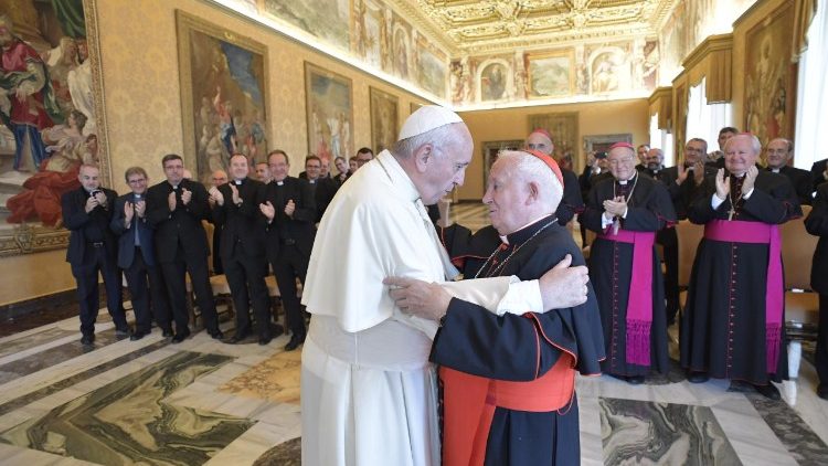 Le Pape échangeant une chaleureuse avec le cardinal Antonio Cañizares Llovera