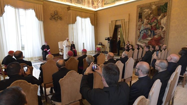 Papež Frančišek med srečanjem z duhovniki valencijske nadškofije