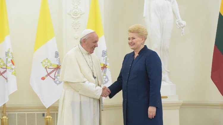Pápež František sa stretol v úvode svojej apoštolskej cesty s prezidentkou Litvy  Daliou Gribauskaiteovou